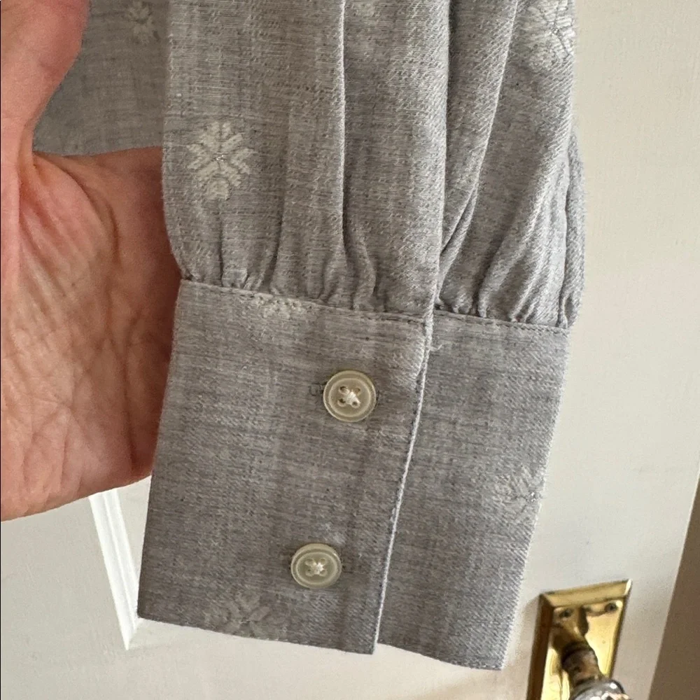 ❄️ Loft light gray/white snowflake print top. Size S. - Picture 8 of 10